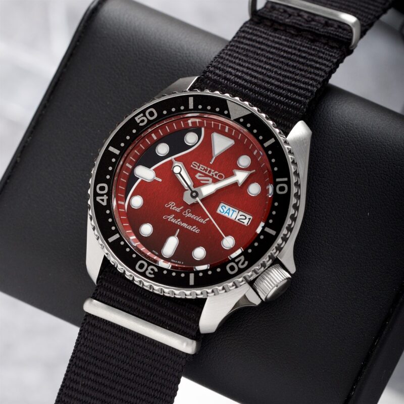 Seiko Brian May Red Special SRPE83K1 - Komise